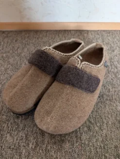 Neu, ungetragen: Hausschuhe 70% Wolle Gr. 43 unisex braun Klettverschluss