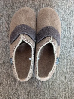 Neu, ungetragen: Hausschuhe 70% Wolle Gr. 43 unisex braun Klettverschluss