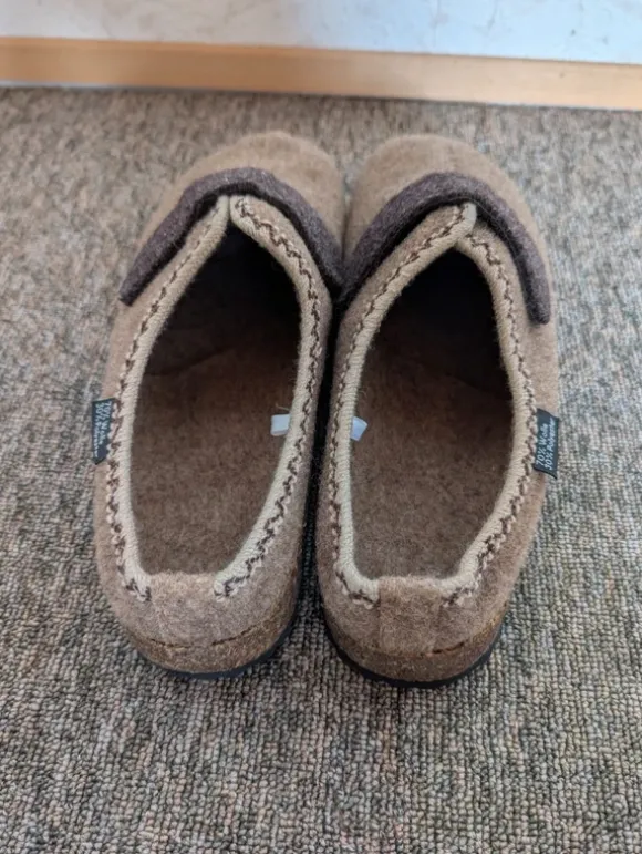 Neu, ungetragen: Hausschuhe 70% Wolle Gr. 43 unisex braun Klettverschluss