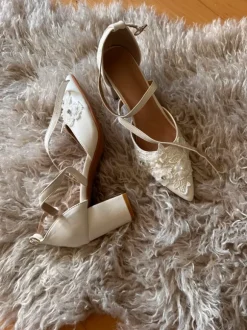 NEUE Brautschuhe mit Strass und Blüten