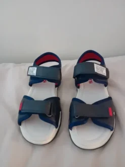 neue Levi's Sandalen 32