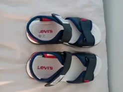 neue Levi's Sandalen 32