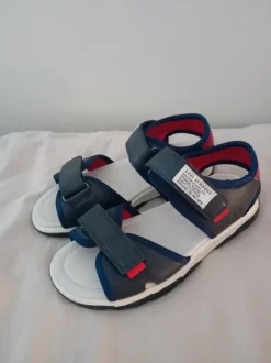 neue Levi's Sandalen 32