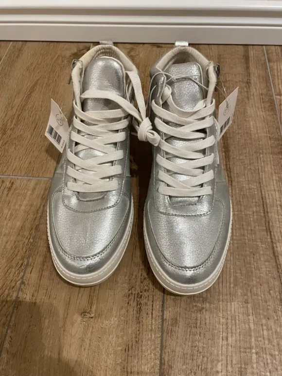 Neue modische Schuhe
