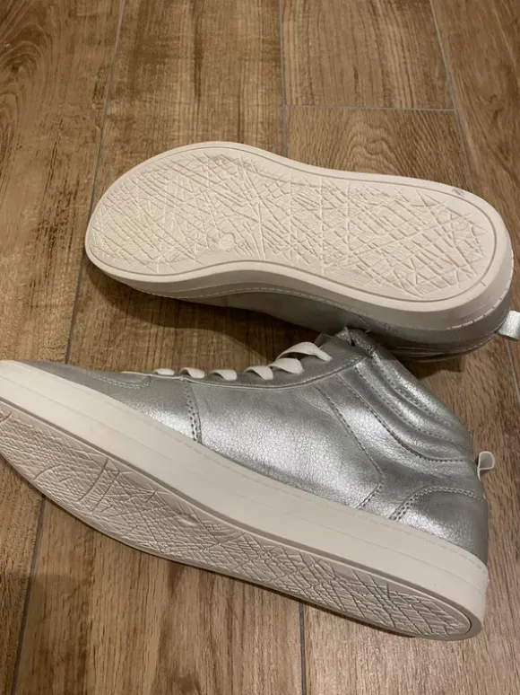 Neue modische Schuhe