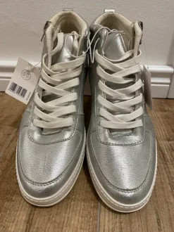 Neue modische Schuhe
