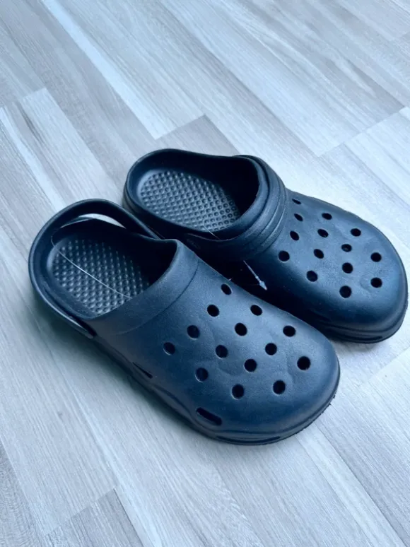 Neue schwarze Clogs Gr. 44–45 (fallen kleiner aus wie ca. 41–42)