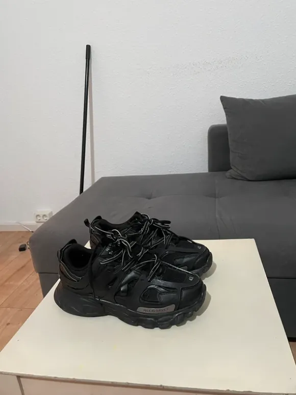 Neue schwarze Sneaker neu Shirta – Größe 42