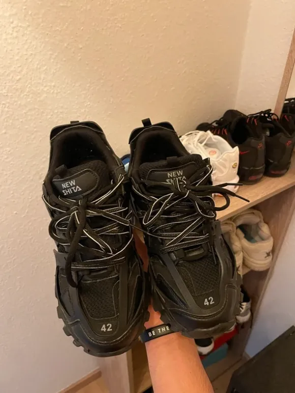 Neue schwarze Sneaker neu Shirta – Größe 42