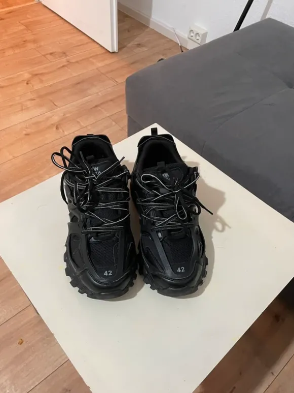 Neue schwarze Sneaker neu Shirta – Größe 42
