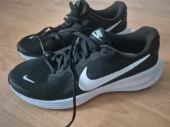 NEUe Sneaker / Sportschuhe von Nike Gr.44