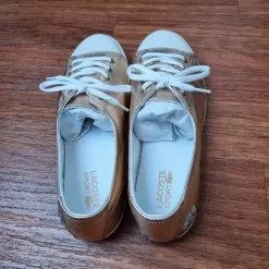 Neue Sneaker von Lacoste, Gr. 40, goldfarben