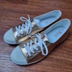 Neue Sneaker von Lacoste, Gr. 40, goldfarben