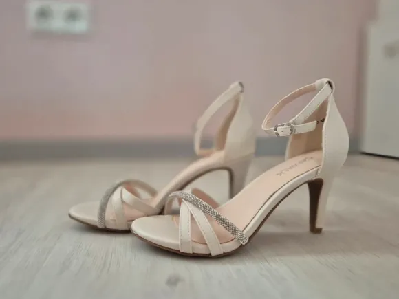 Neue, ungetragene Sandaletten Catwalk