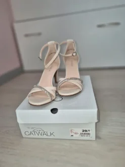Neue, ungetragene Sandaletten Catwalk