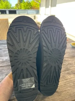 Neue ungetragene Ugg Mules aus schwarzem Leder
