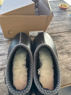 Neue ungetragene Ugg Mules aus schwarzem Leder