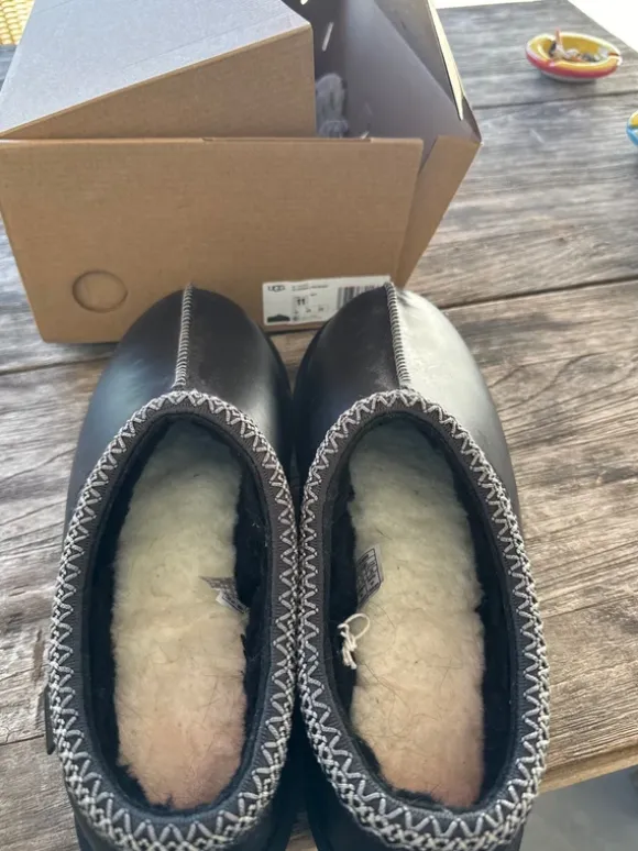 Neue ungetragene Ugg Mules aus schwarzem Leder