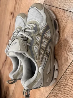 Neuwertig Herren Schuhe von asics Gr.42 sehr guter Zustand