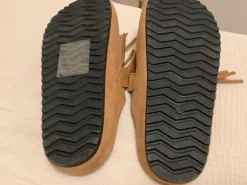 Neuwertige Pantoffeln mit Fransen, Gr. 39