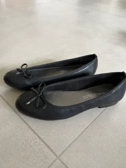 Nicht getragene schwarze Ballarina