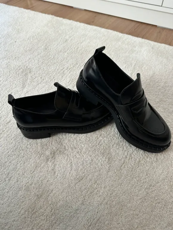Nieuwe loafers van zwart leer