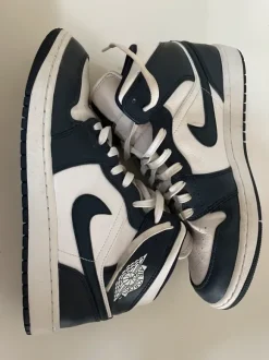 Nike Air Jordan 1 mid white navy - maat 43 - slechts 3 x gedragen