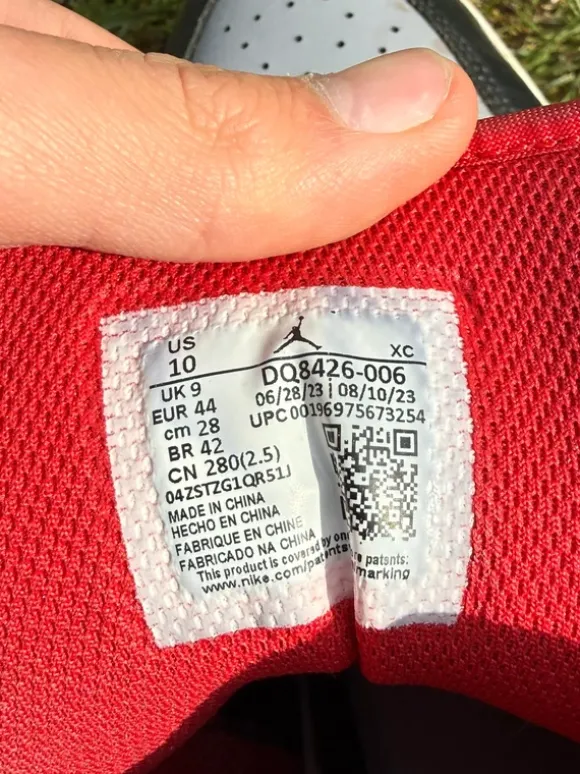 Nike Air Jordan 1 Sneaker – Größe 44 – Schwarz/Grau/Rot