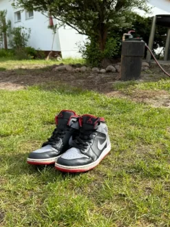 Nike Air Jordan 1 Sneaker – Größe 44 – Schwarz/Grau/Rot