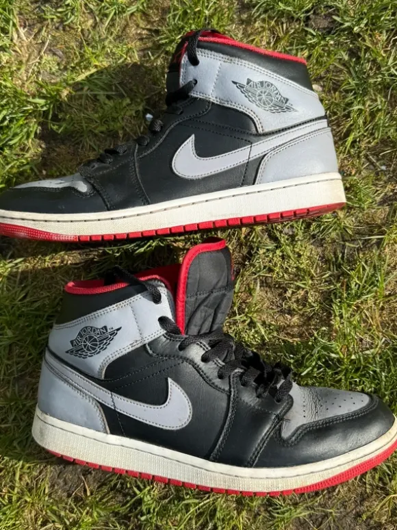 Nike Air Jordan 1 Sneaker – Größe 44 – Schwarz/Grau/Rot