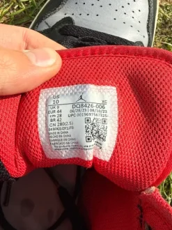 Nike Air Jordan 1 Sneaker – Größe 44 – Schwarz/Grau/Rot