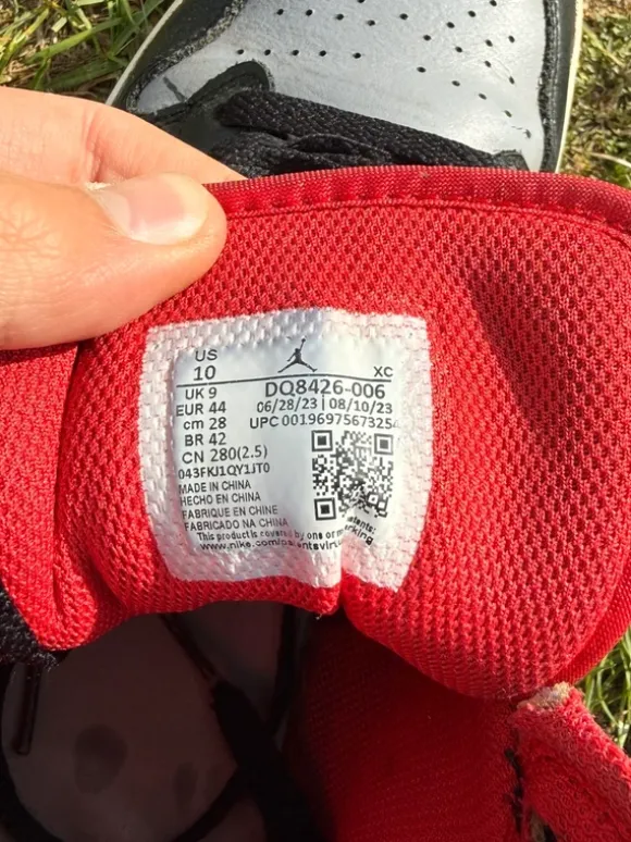 Nike Air Jordan 1 Sneaker – Größe 44 – Schwarz/Grau/Rot
