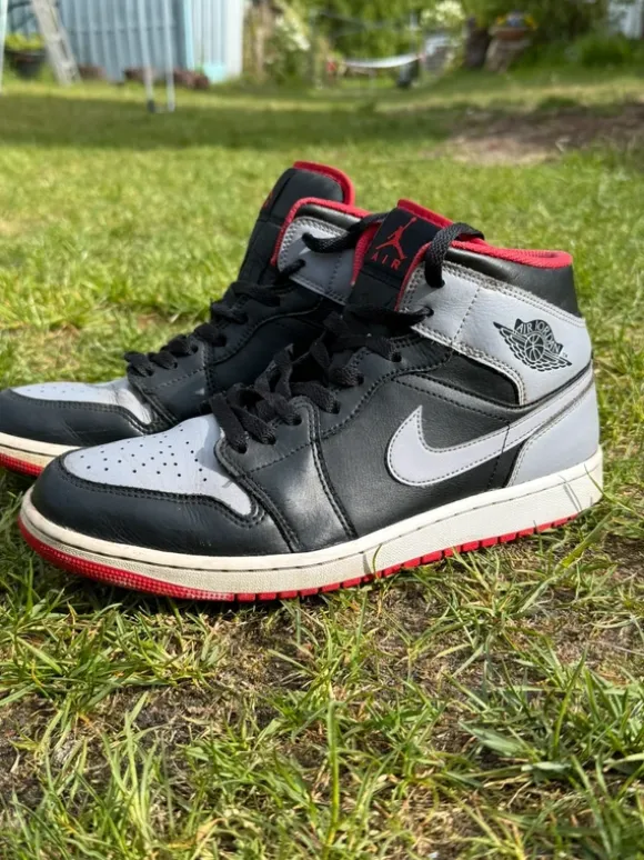 Nike Air Jordan 1 Sneaker – Größe 44 – Schwarz/Grau/Rot