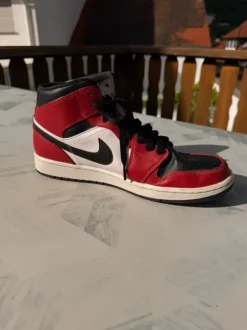 Nike Air Jordan Mid 1 Chicago Red