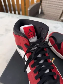 Nike Air Jordan Mid 1 Chicago Red