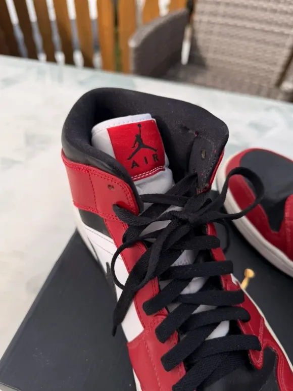 Nike Air Jordan Mid 1 Chicago Red