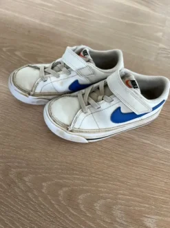 Nike Air Kinderschuh, Gr 26