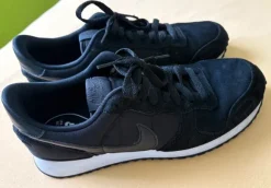 Nike Air Sneaker in Gr.42,5 in Schwarz mit Wildleder