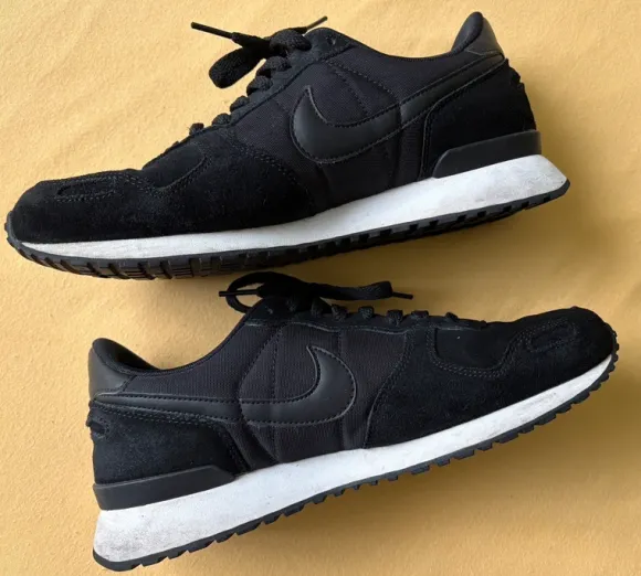 Nike Air Sneaker in Gr.42,5 in Schwarz mit Wildleder