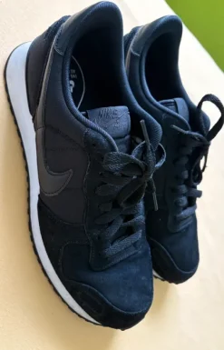 Nike Air Sneaker in Gr.42,5 in Schwarz mit Wildleder