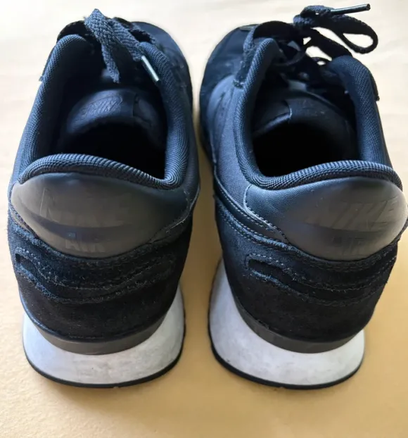 Nike Air Sneaker in Gr.42,5 in Schwarz mit Wildleder