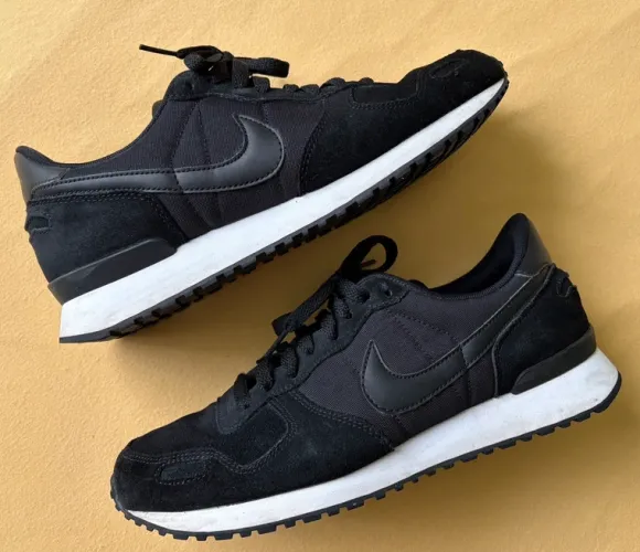 Nike Air Sneaker in Gr.42,5 in Schwarz mit Wildleder