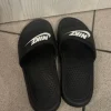 Nike Badeschlappen schwarz, weißes Logo Größe 39