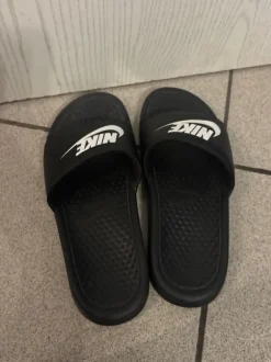 Nike Badeschlappen schwarz, weißes Logo Größe 39