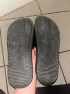 Nike Badeschlappen schwarz, weißes Logo Größe 39