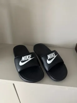 Nike badslippers slippers heren maat 44 zwart z.g.a.n.