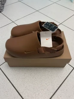 Nike Calm Mule braun Slipper OVP - Größe 44 - Neu, mit Etikett
