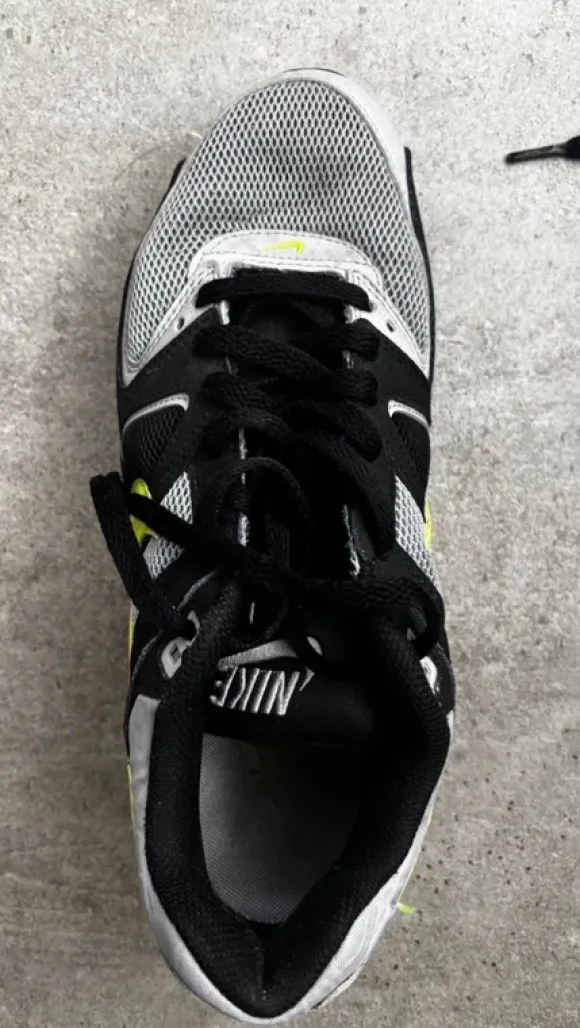 Nike command sneaker