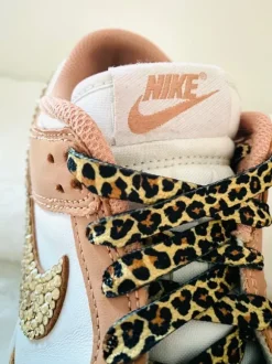 Nike Dunk Low mit Strasssteinen & Leo Schnürsenkel, Unikat, Einzelstück