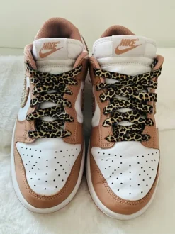 Nike Dunk Low mit Strasssteinen & Leo Schnürsenkel, Unikat, Einzelstück